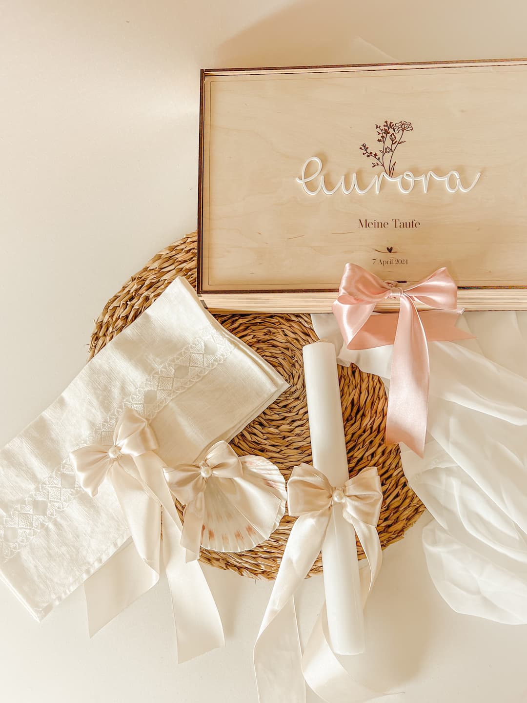 Personalisierte Taufbox aus Holz mit weißem Namensschriftzug und Gravur