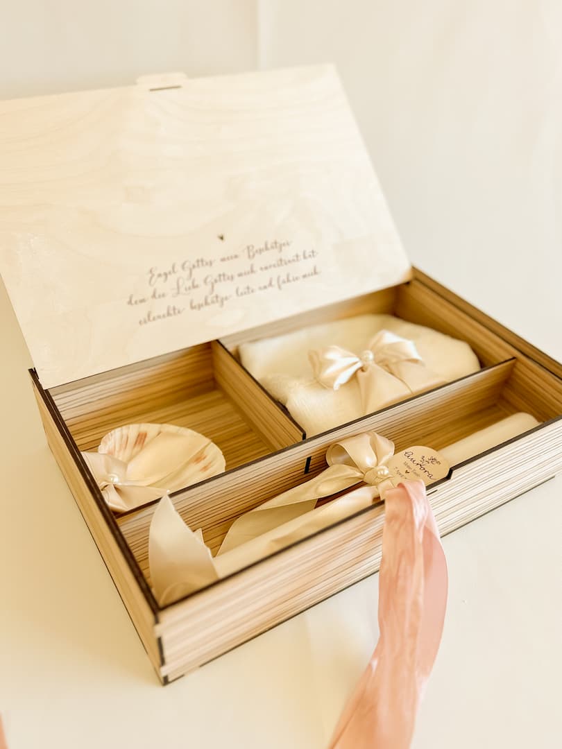 Handgemachte Holzbox aus Birkenholz und Zebrano – zur Aufbewahrung von Taufandenken