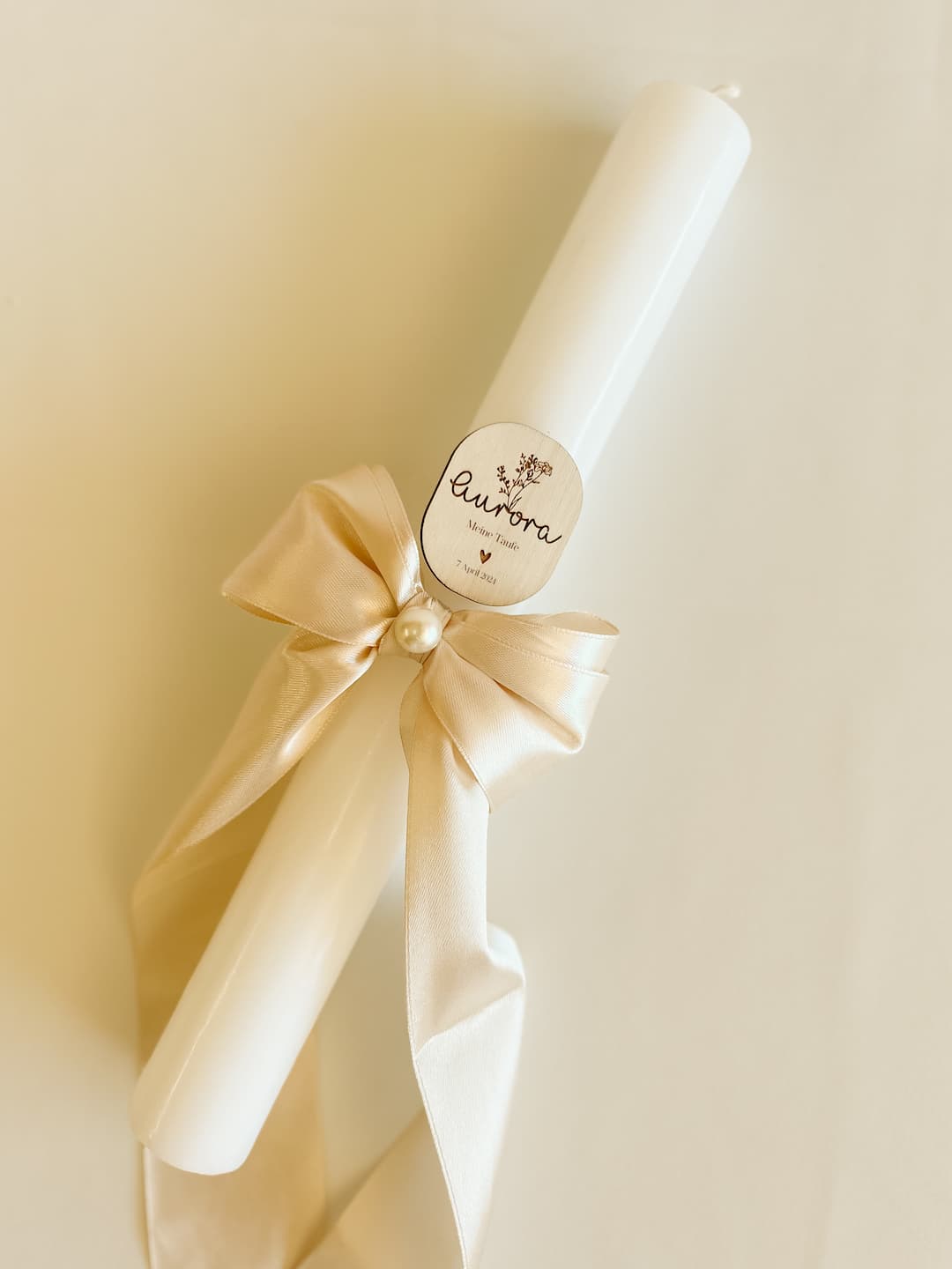 Hochwertige Taufkerze mit Satinband und Namensetikett