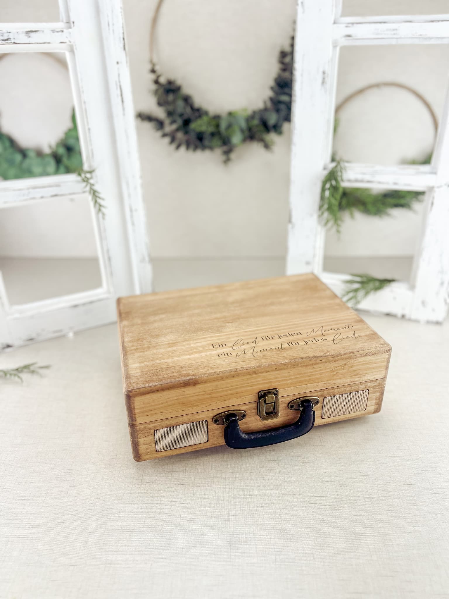 Tragbarer Plattenspieler in einem Koffer aus Naturholz