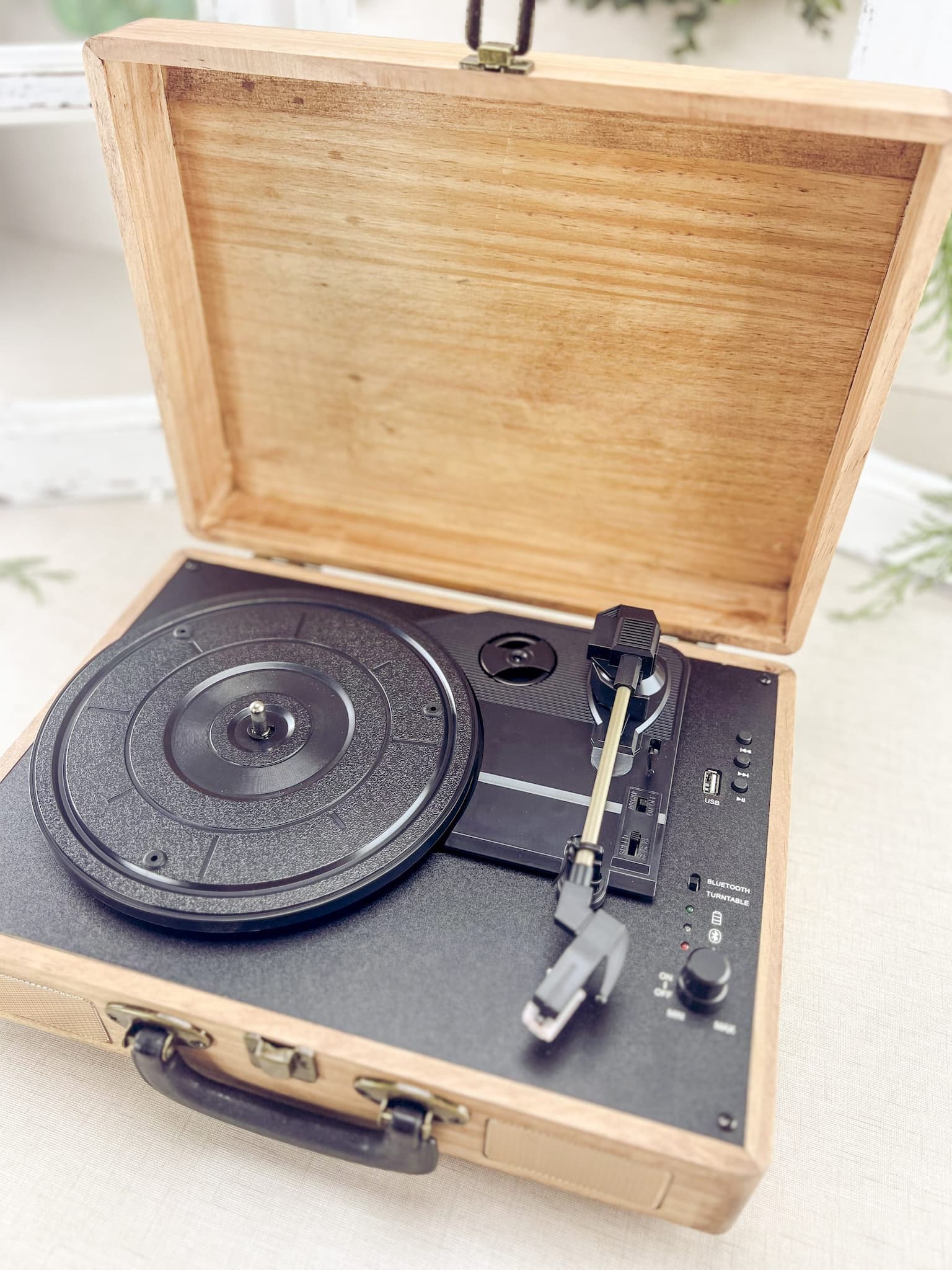 Tragbarer Plattenspieler in einem Koffer aus Naturholz