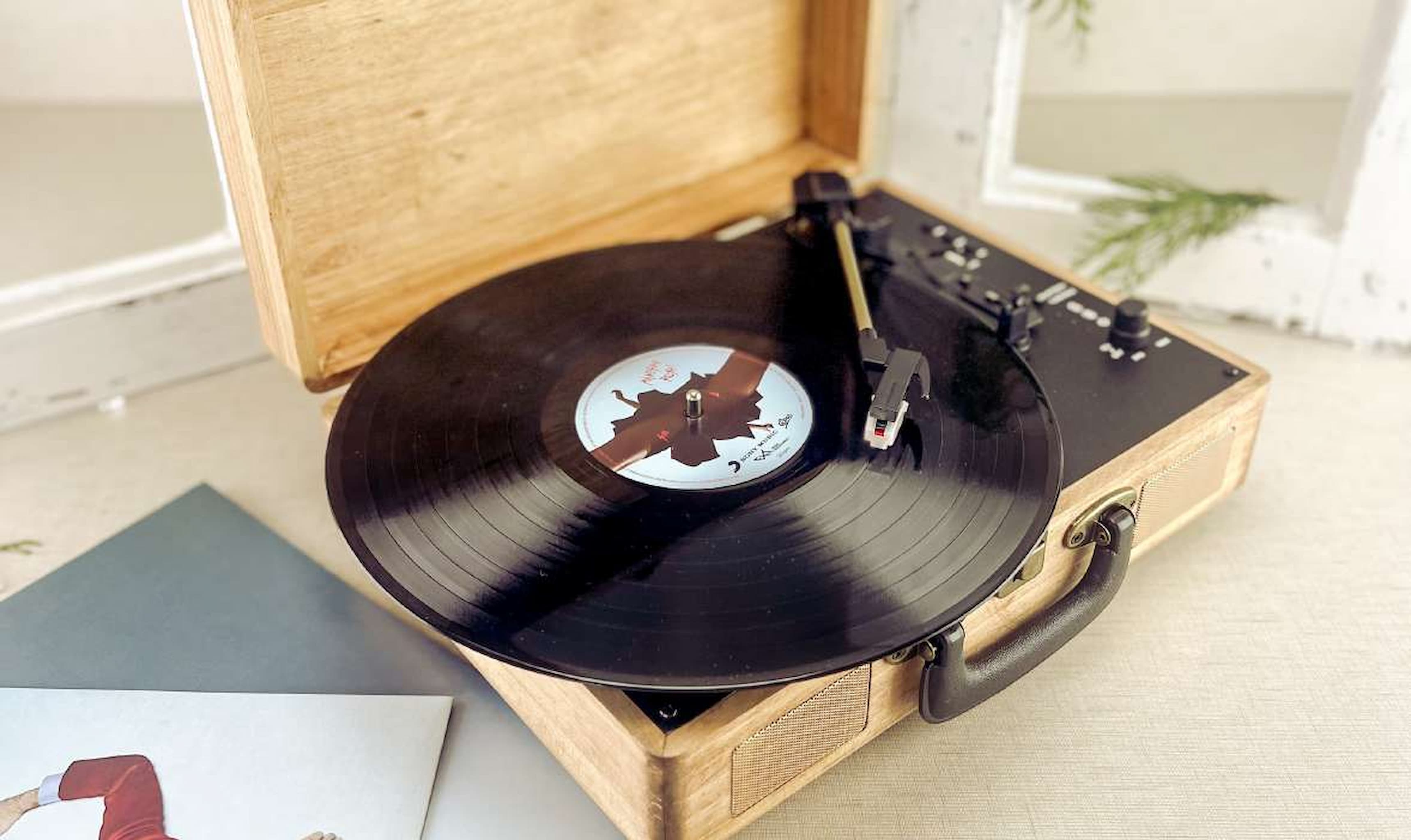 Tragbarer Plattenspieler in einem Koffer aus Naturholz
