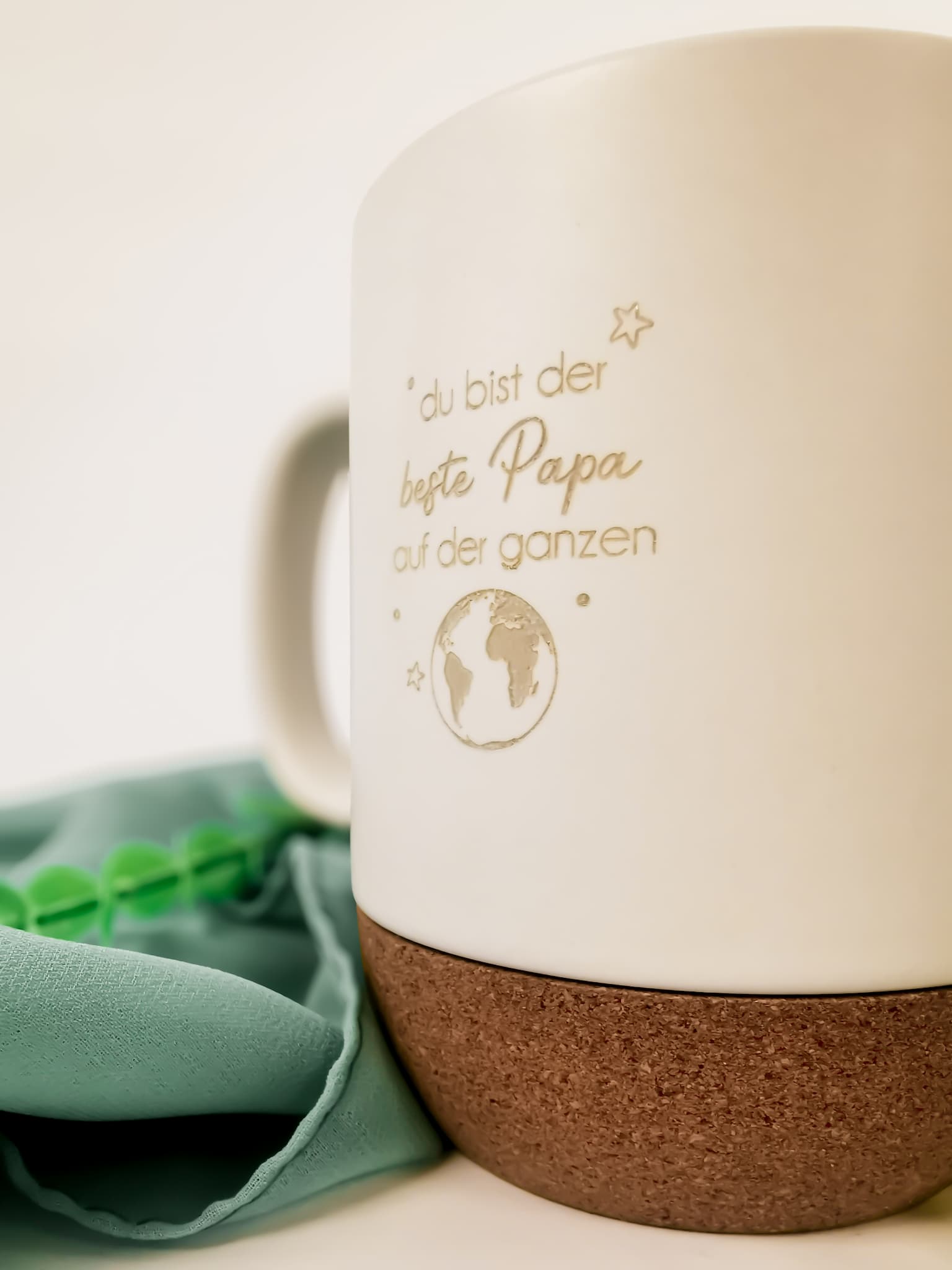 Weiße Keramiktasse mit Korkbasis – Das perfekte Geschenk für Papa