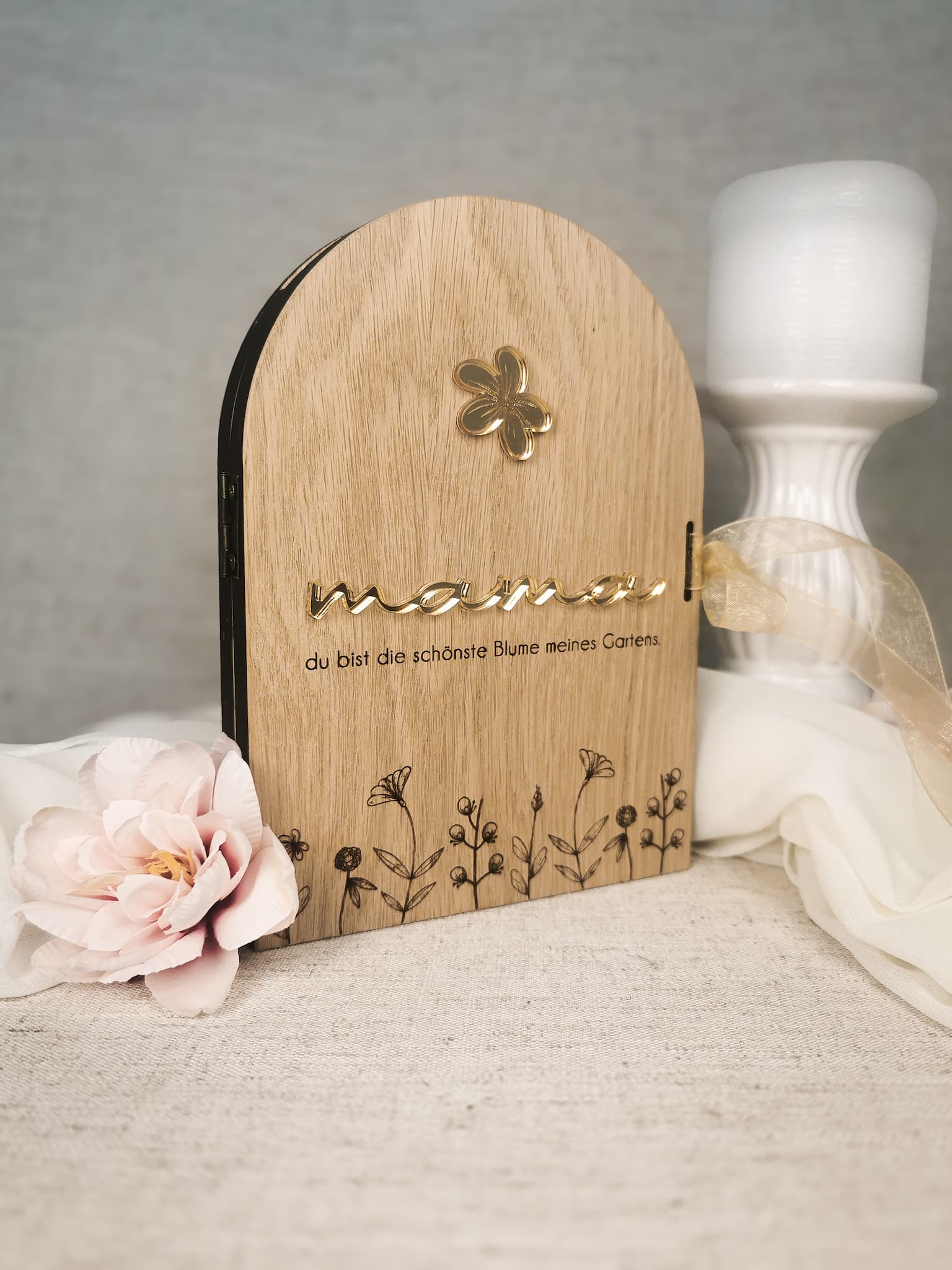 Aufklappbarer Bilderrahmen mit Namensgravur für Mama – Holz mit goldener Blume, 13x18 cm