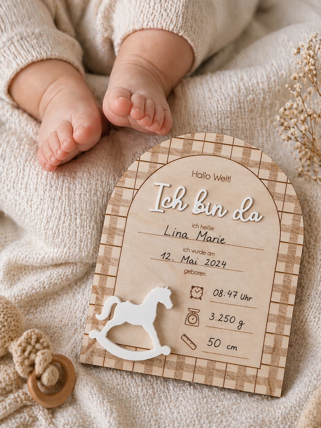 Personalisierte Geburtstafel aus Birkenholz mit Schaukelpferd und Schriftzug Hallo Welt