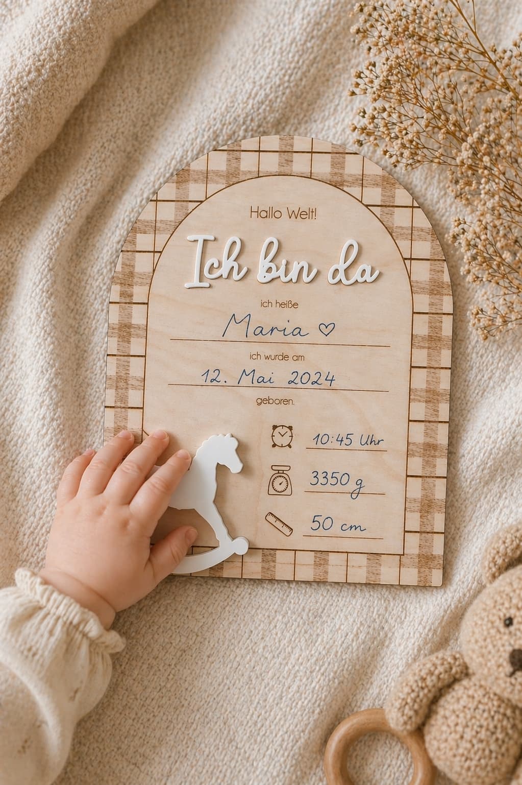 Geburtstafel Detail: weißes Schaukelpferd aus Acryl und lasergravierter Karo-Rahmen