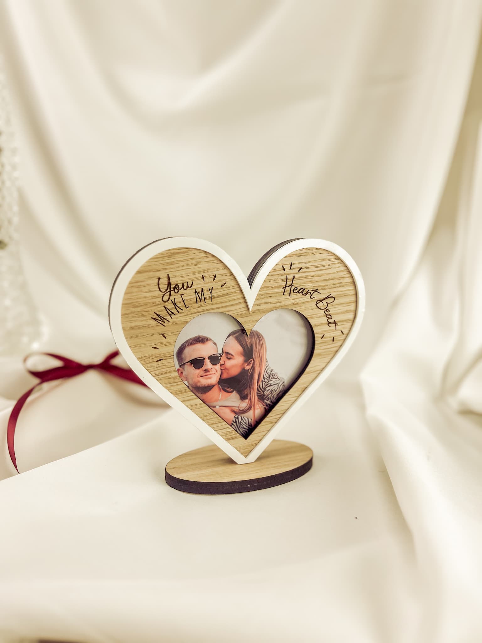 Herz-Bilderrahmen mit Gravur aus Eichenholz – personalisiertes Foto-Geschenk, 15x16 cm