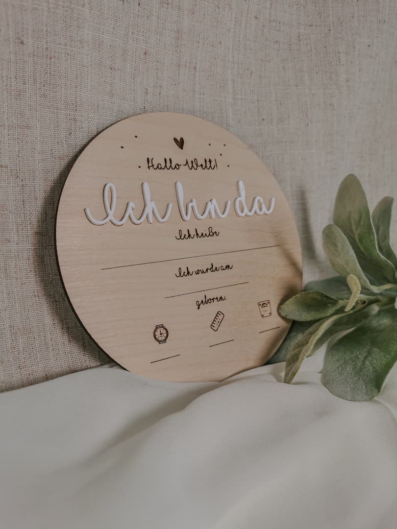 Holzscheibe „Hallo Welt“ als Fotoaccessoire für Neugeborene