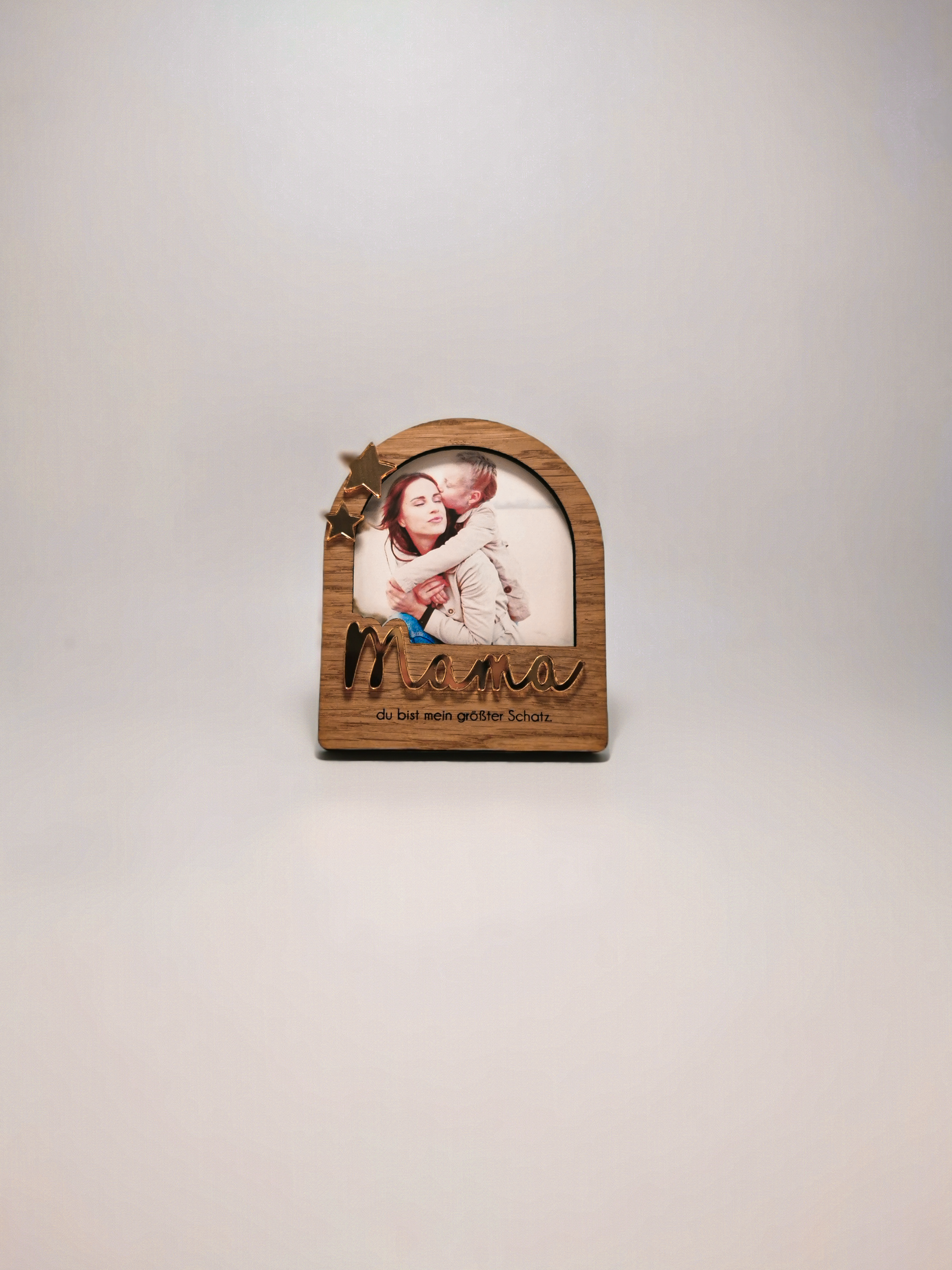 Keramiktasse mit Mama-Design neben einem Mini-Holzbilderrahmen – ideal als Geschenkset.