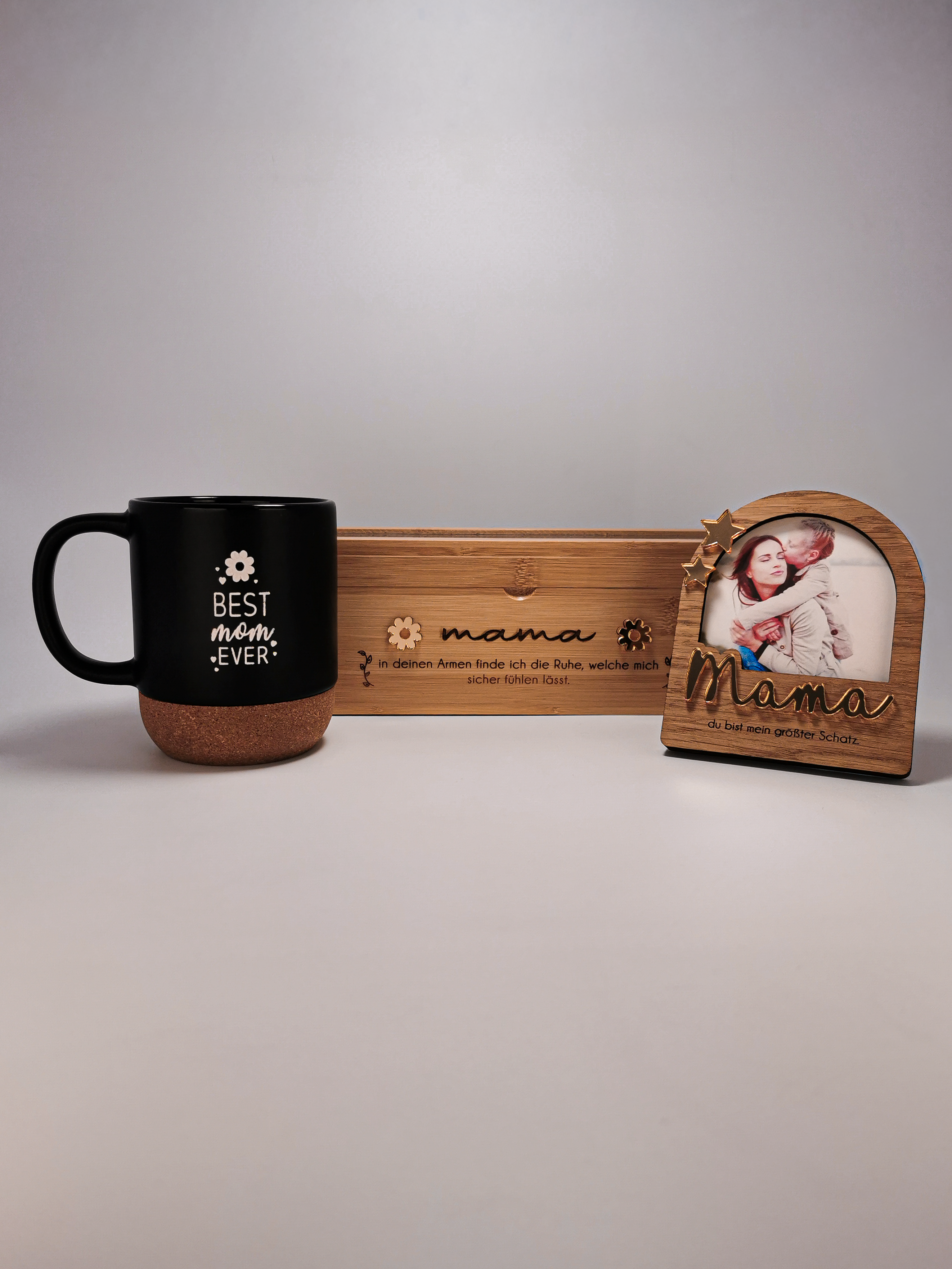 Detailaufnahme der personalisierbaren Teebox für Mama, kombiniert mit einer liebevoll gestalteten Keramiktasse.