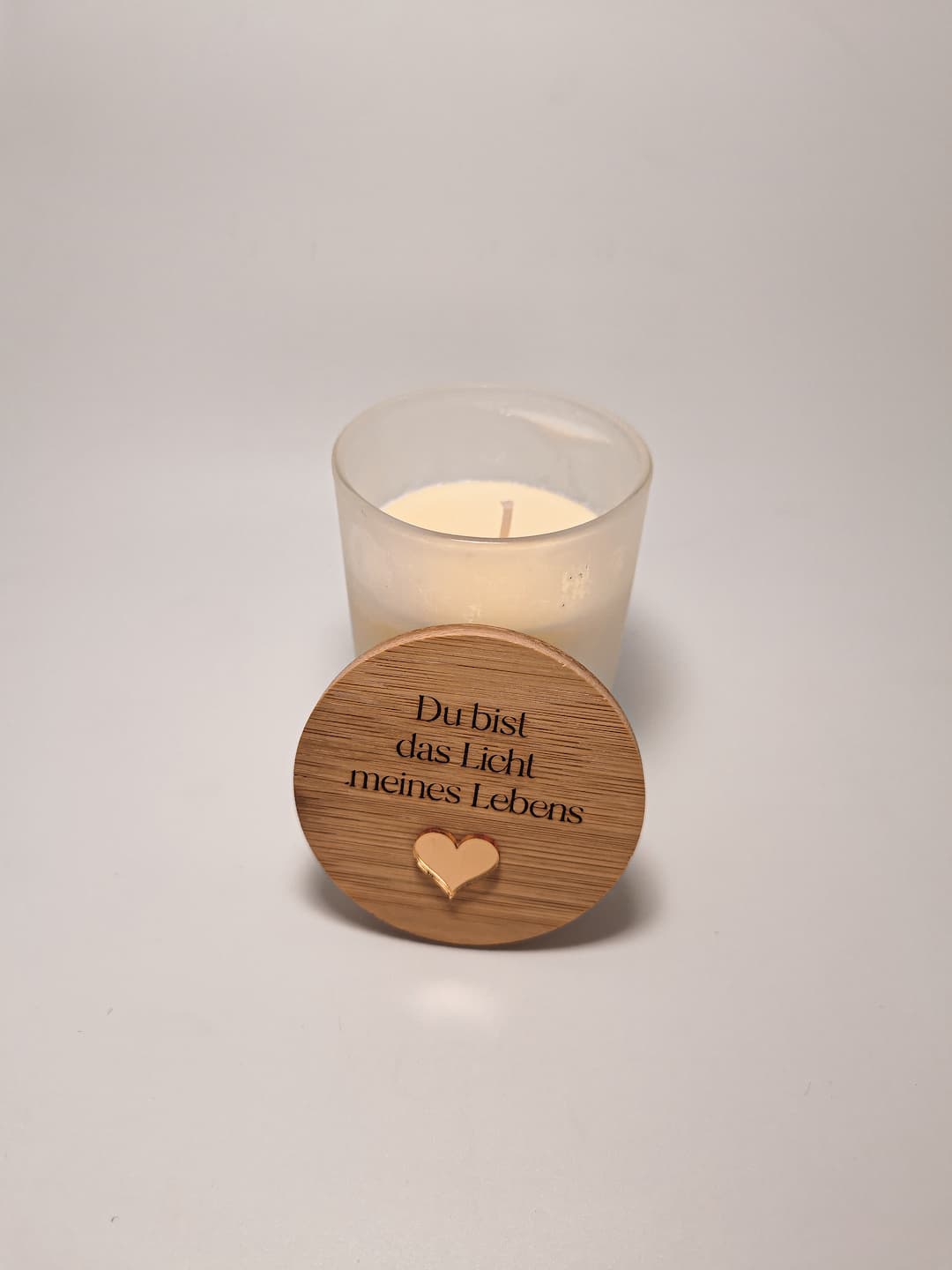 Edles Oma Geschenk: Holz-Fotorahmen mit Wunschtext und handgemachte Duftkerze mit personalisiertem Etikett.