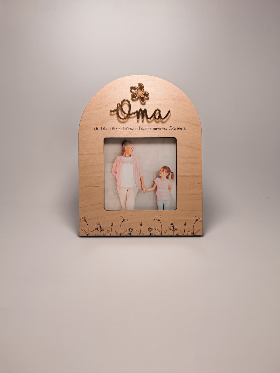 Personalisierbarer Holzrahmen für die beste Oma, verziert mit goldenen Elementen und kombiniert mit einem passenden Mini-Fotorahmen.