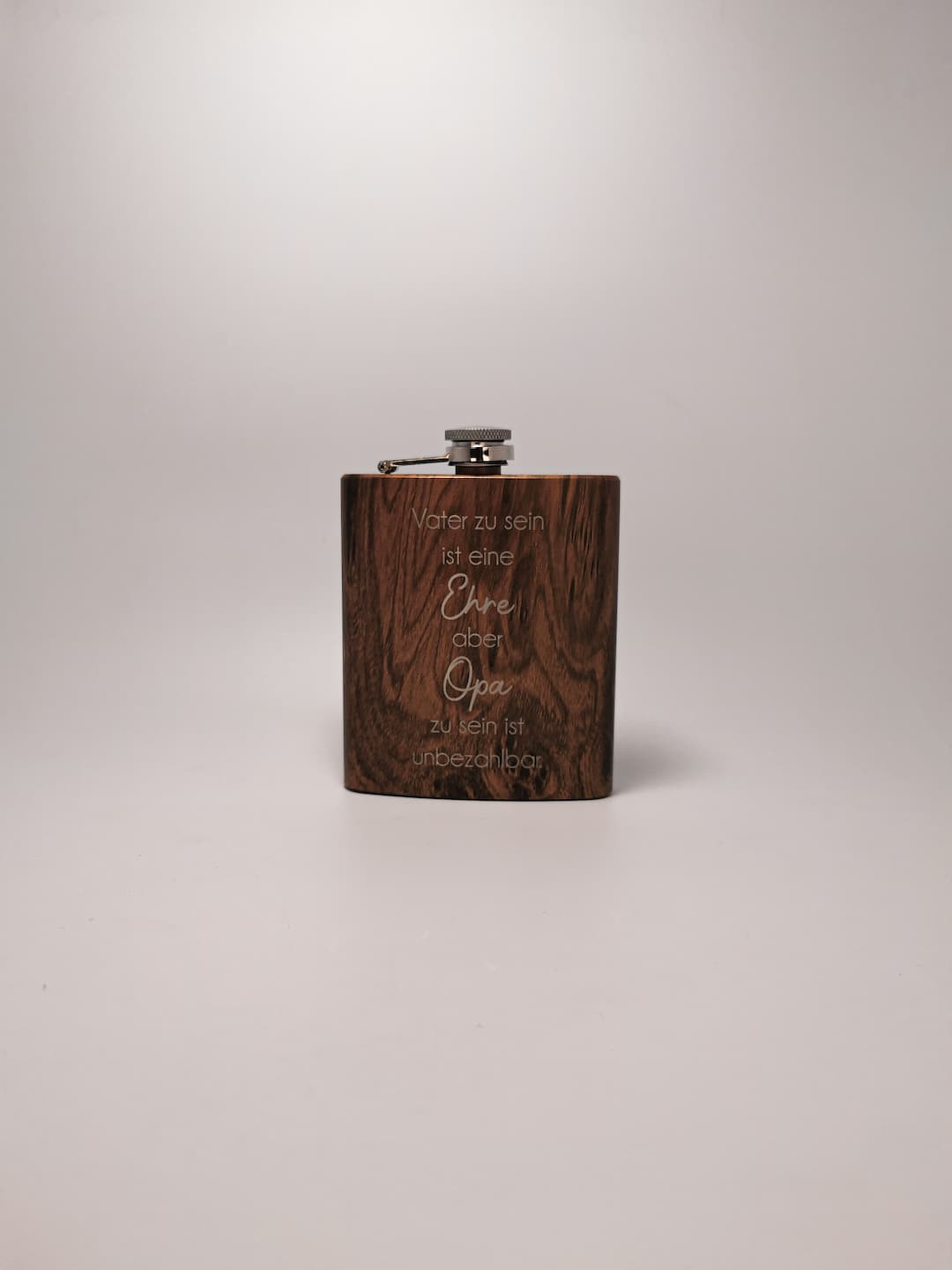 Hochwertiges Opa Geschenk: Fotobuch aus Holz mit Gravur kombiniert mit einem eleganten Edelstahl-Flachmann.