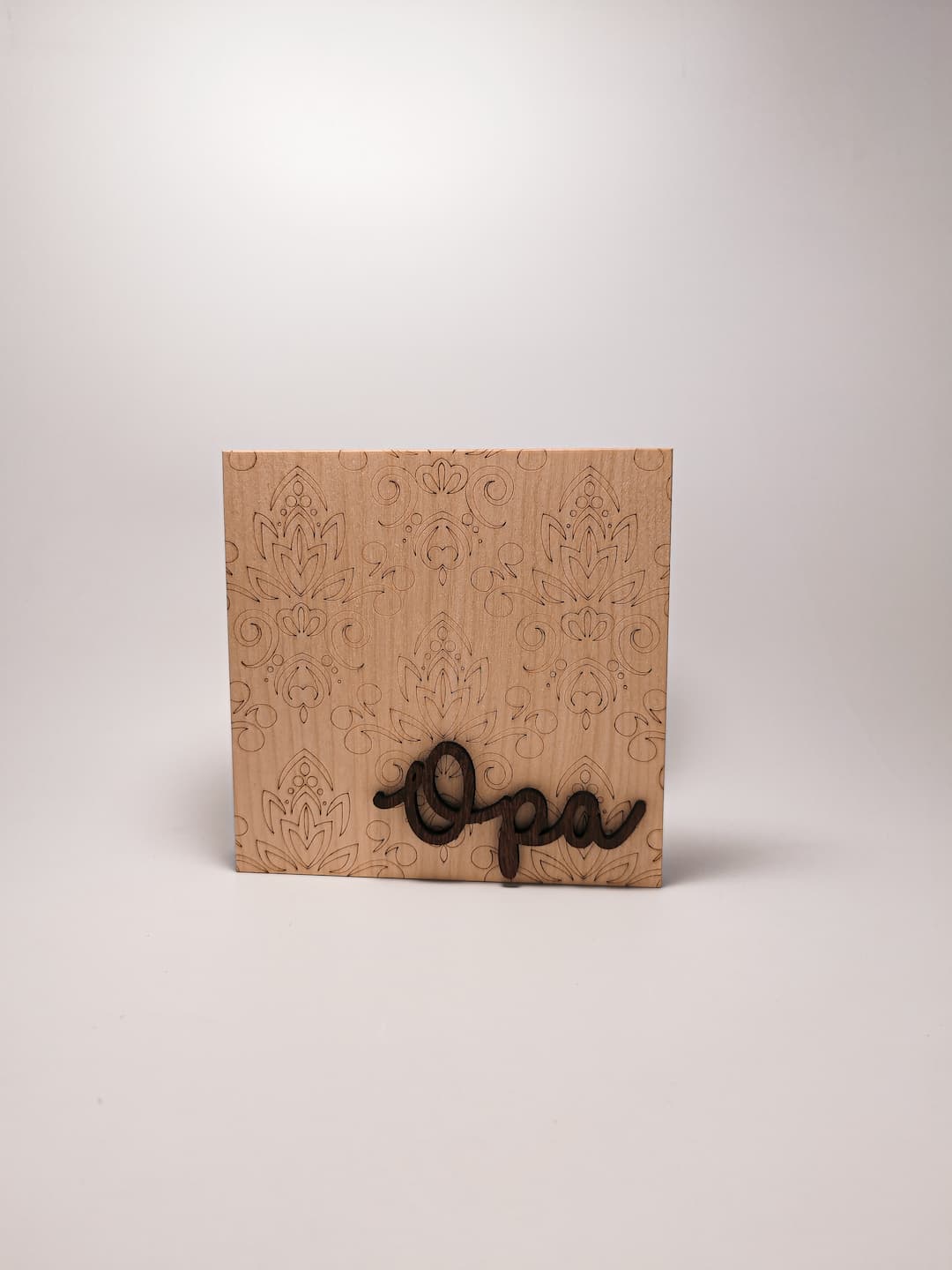 Holz-Fotobuch mit individueller Gravur und robustem Edelstahl-Flachmann – liebevolles Geschenk für Großväter.