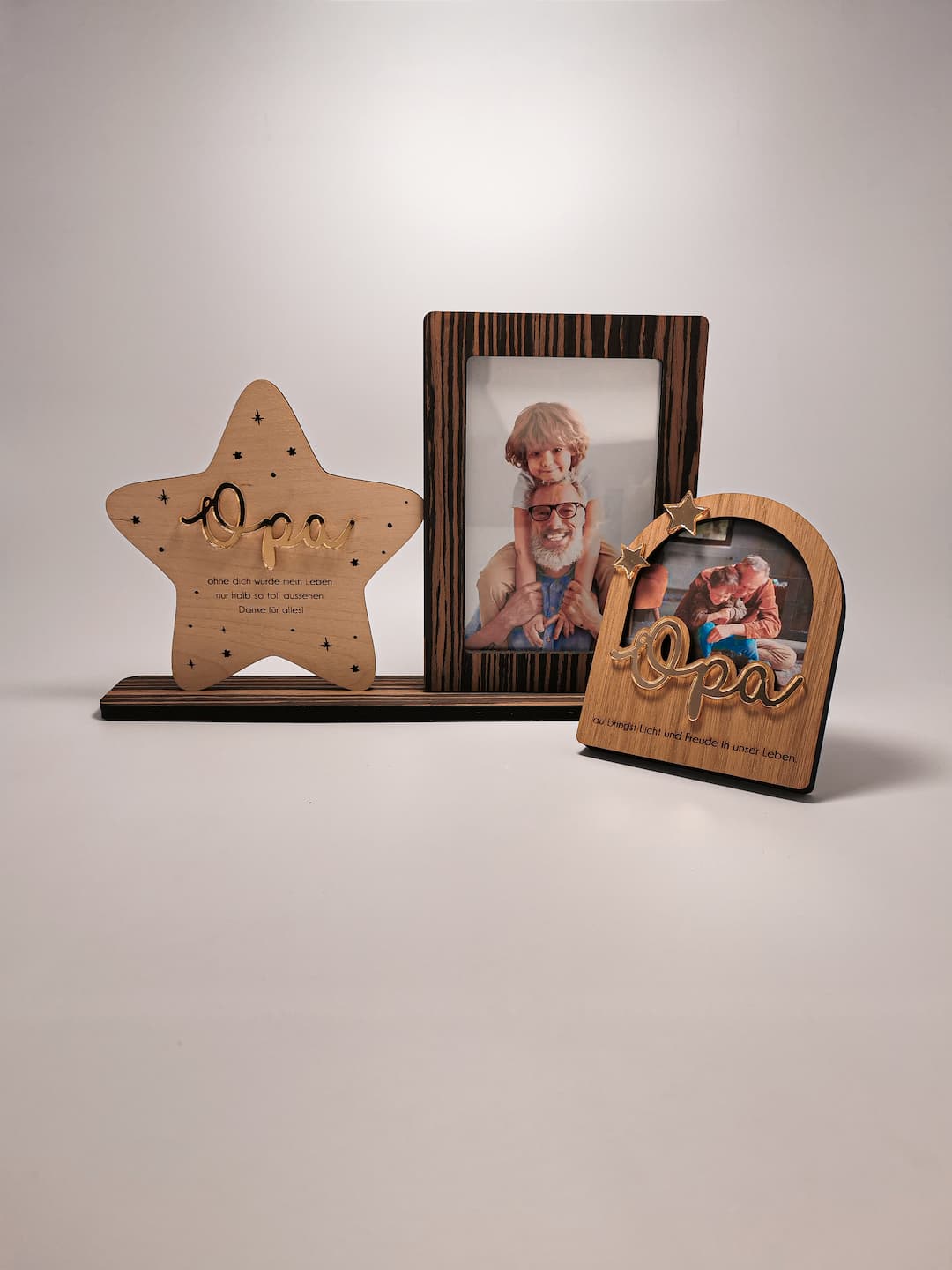 Geschenk-Set für Opa mit graviertem Sternmotiv-Rahmen und passendem Mini-Fotorahmen aus Holz.