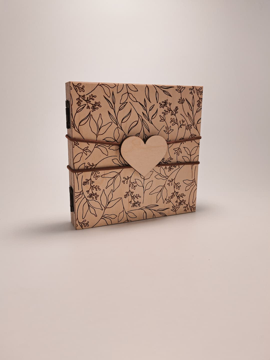 Holzbox „Liebe“ mit romantischer Gravur – perfekte Ergänzung im Paar-Geschenkset.