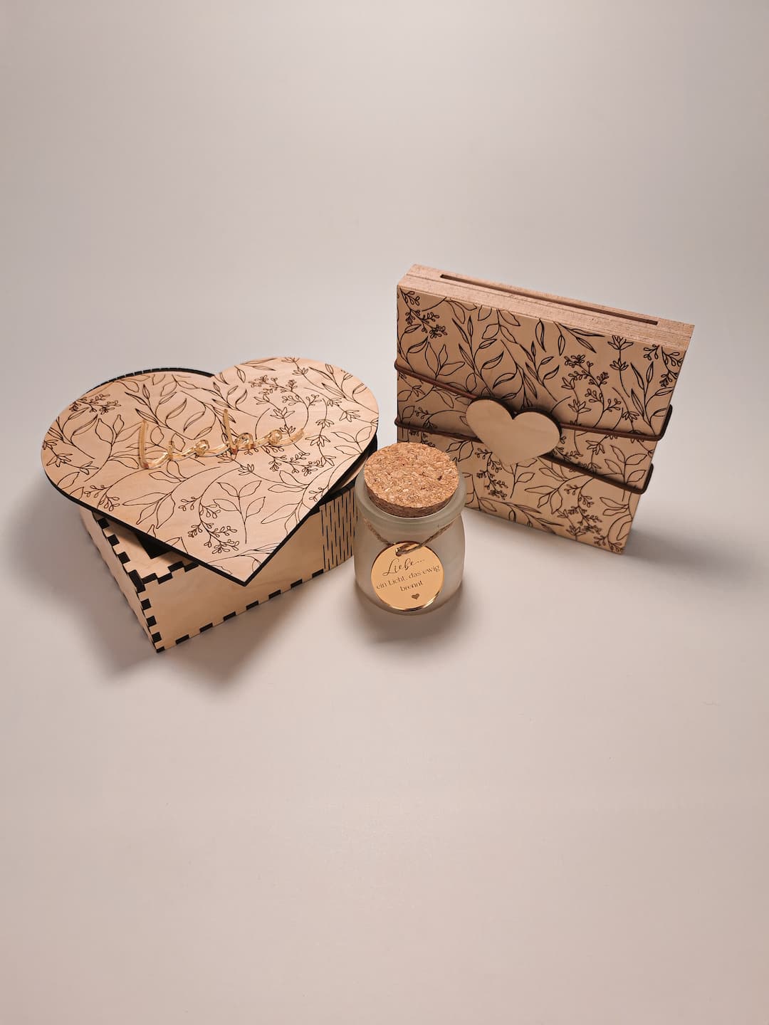 Romantisches Paar-Geschenkset aus Buch-Fotorahmen, dekorativer Holzbox und stimmungsvoller Duftkerze.