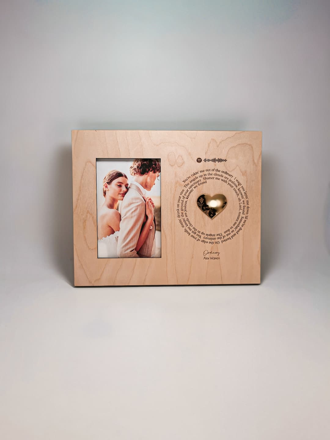Komplettes Paar-Geschenkset: Spotify-Bilderrahmen neben dekorativem Foto- und Erinnerungswürfel im Naturholzlook.