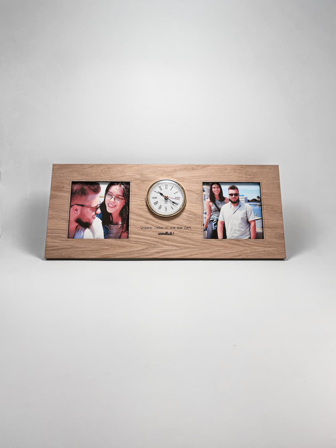 Detailaufnahme des doppelseitigen Holzrahmens kombiniert mit einer präzisen Fotogravur – ideales Erinnerungsstück.