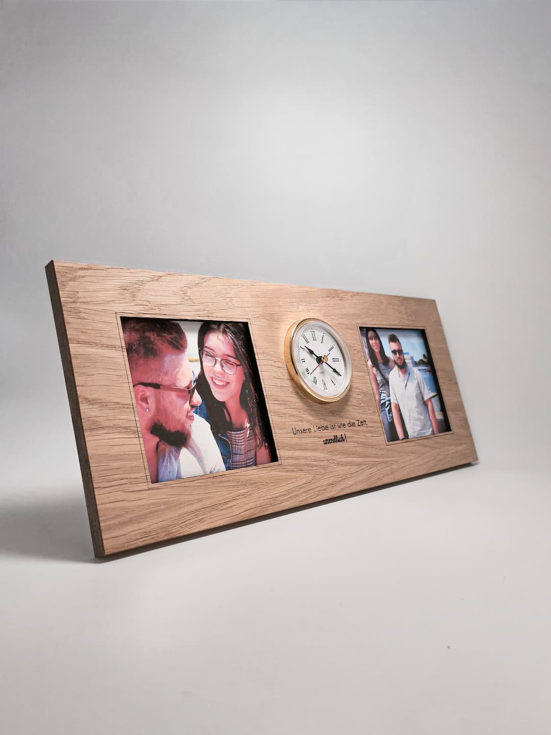 Personalisierte Fotogravur auf hochwertigem Holz, ergänzt durch einen eleganten Doppelrahmen.