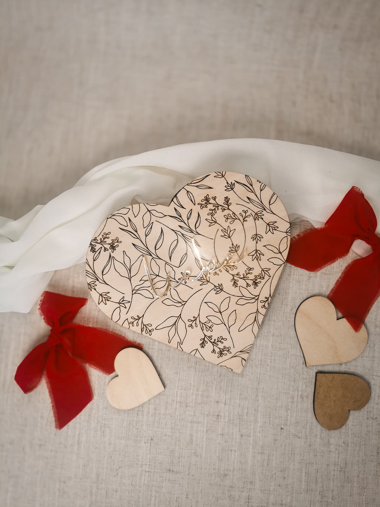 Holzbox mit eingraviertem Blumenmuster – Die perfekte Geschenkidee für Valentinstag
