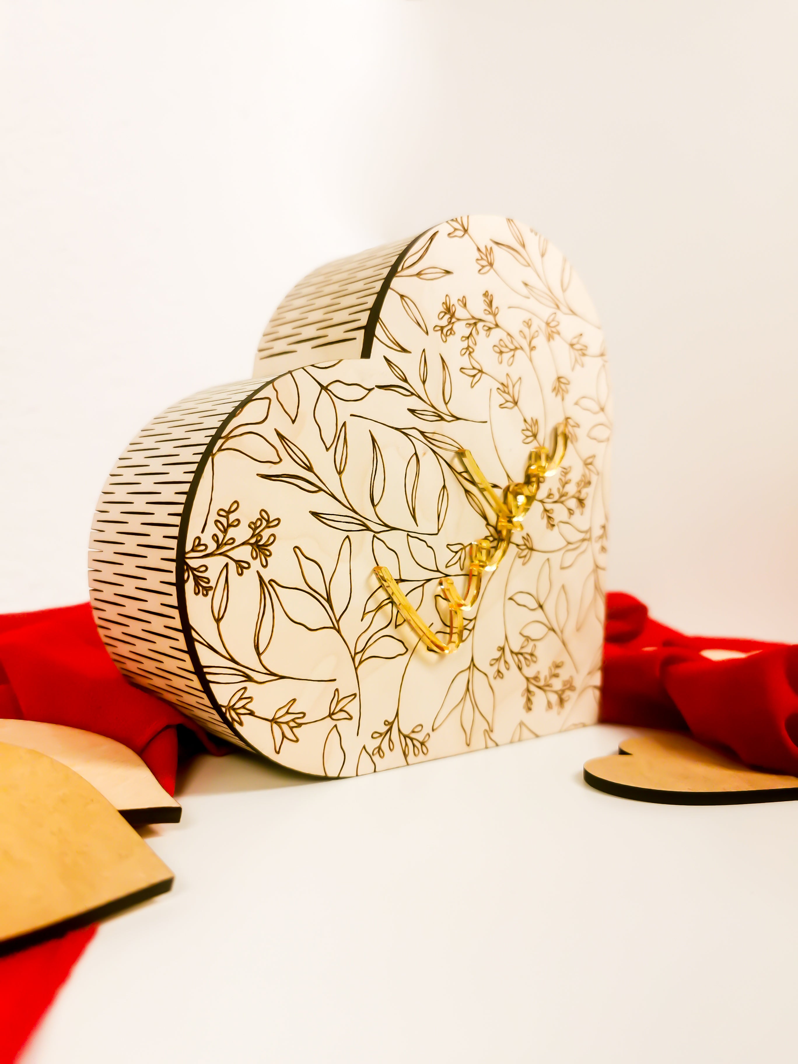 Holzbox mit eingraviertem Blumenmuster – Die perfekte Geschenkidee für Valentinstag