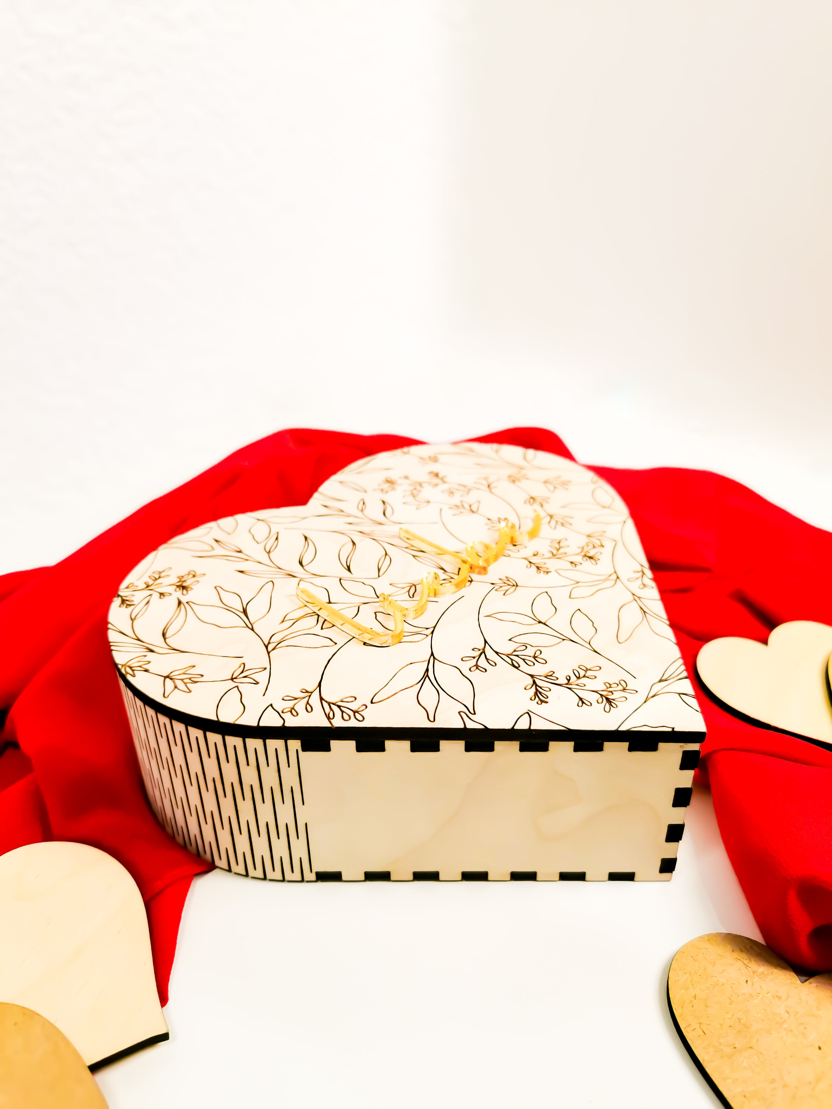 Holzbox mit eingraviertem Blumenmuster – Die perfekte Geschenkidee für Valentinstag