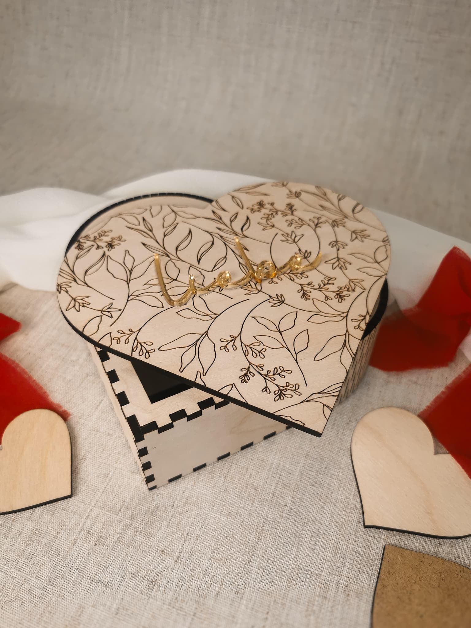 Holzbox mit eingraviertem Blumenmuster – Die perfekte Geschenkidee für Valentinstag