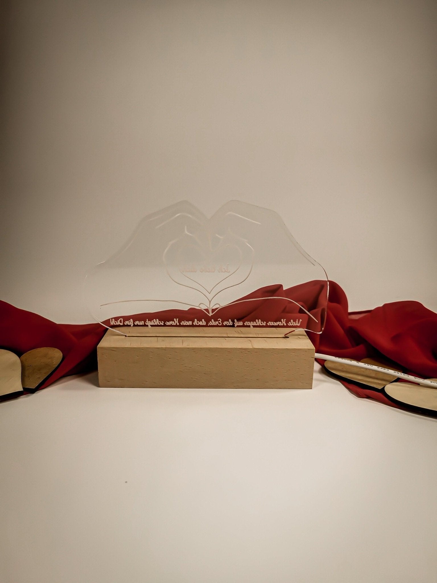 Lampe im Handherzformat aus Acryl mit Holzbasis – Perfektes Valentinstagsgeschenk