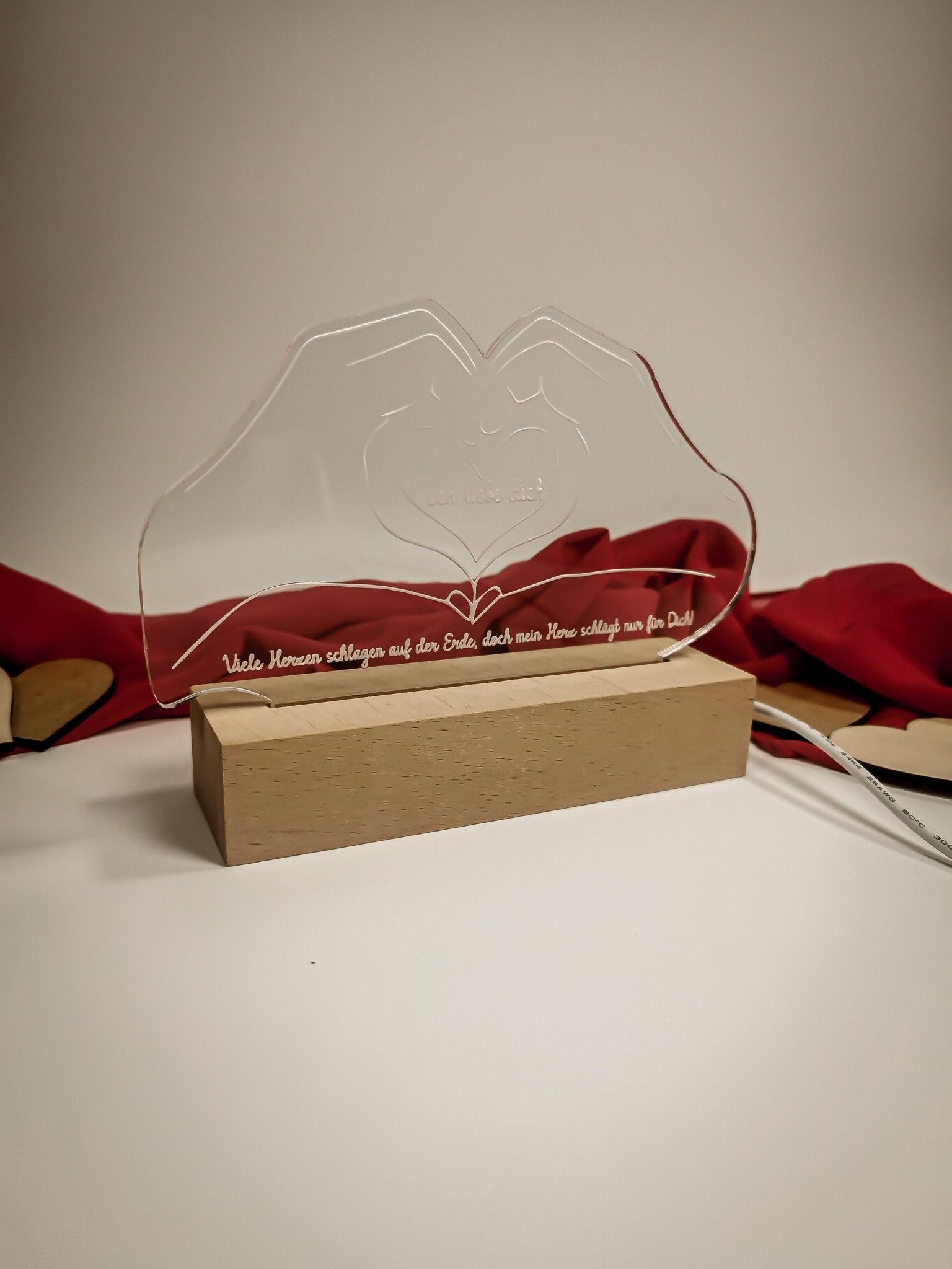 Lampe im Handherzformat aus Acryl mit Holzbasis – Perfektes Valentinstagsgeschenk