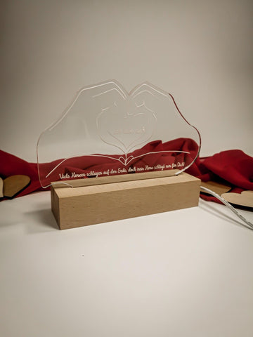 Lampe im Handherzformat aus Acryl mit Holzbasis – Perfektes Valentinstagsgeschenk