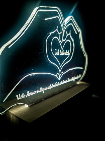 Lampe im Handherzformat aus Acryl mit Holzbasis – Perfektes Valentinstagsgeschenk