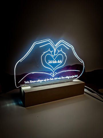 Lampe im Handherzformat aus Acryl mit Holzbasis – Perfektes Valentinstagsgeschenk