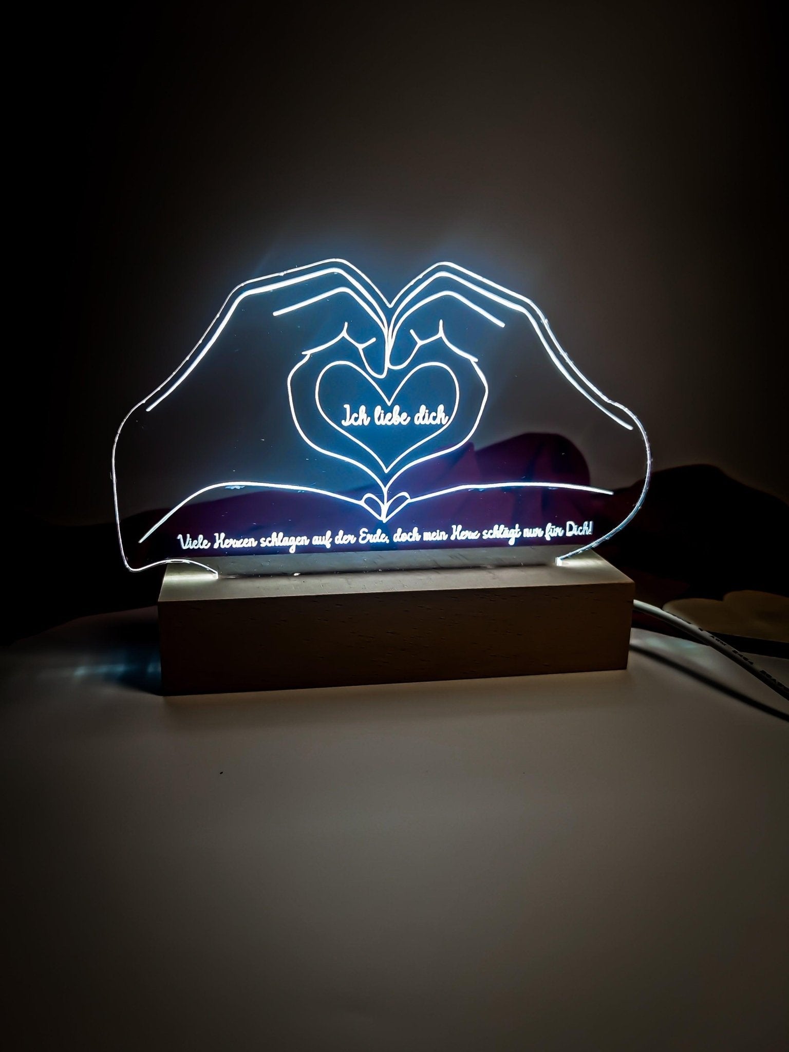 Lampe im Handherzformat aus Acryl mit Holzbasis – Perfektes Valentinstagsgeschenk