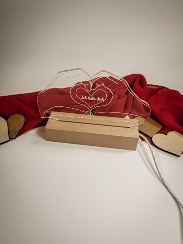 Lampe im Handherzformat aus Acryl mit Holzbasis – Perfektes Valentinstagsgeschenk
