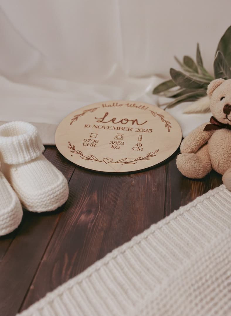 Personalisierte Geburtsdaten-Scheibe 15 cm, Meilensteinkarten Holz Set personalisiert, Detail der Schrift