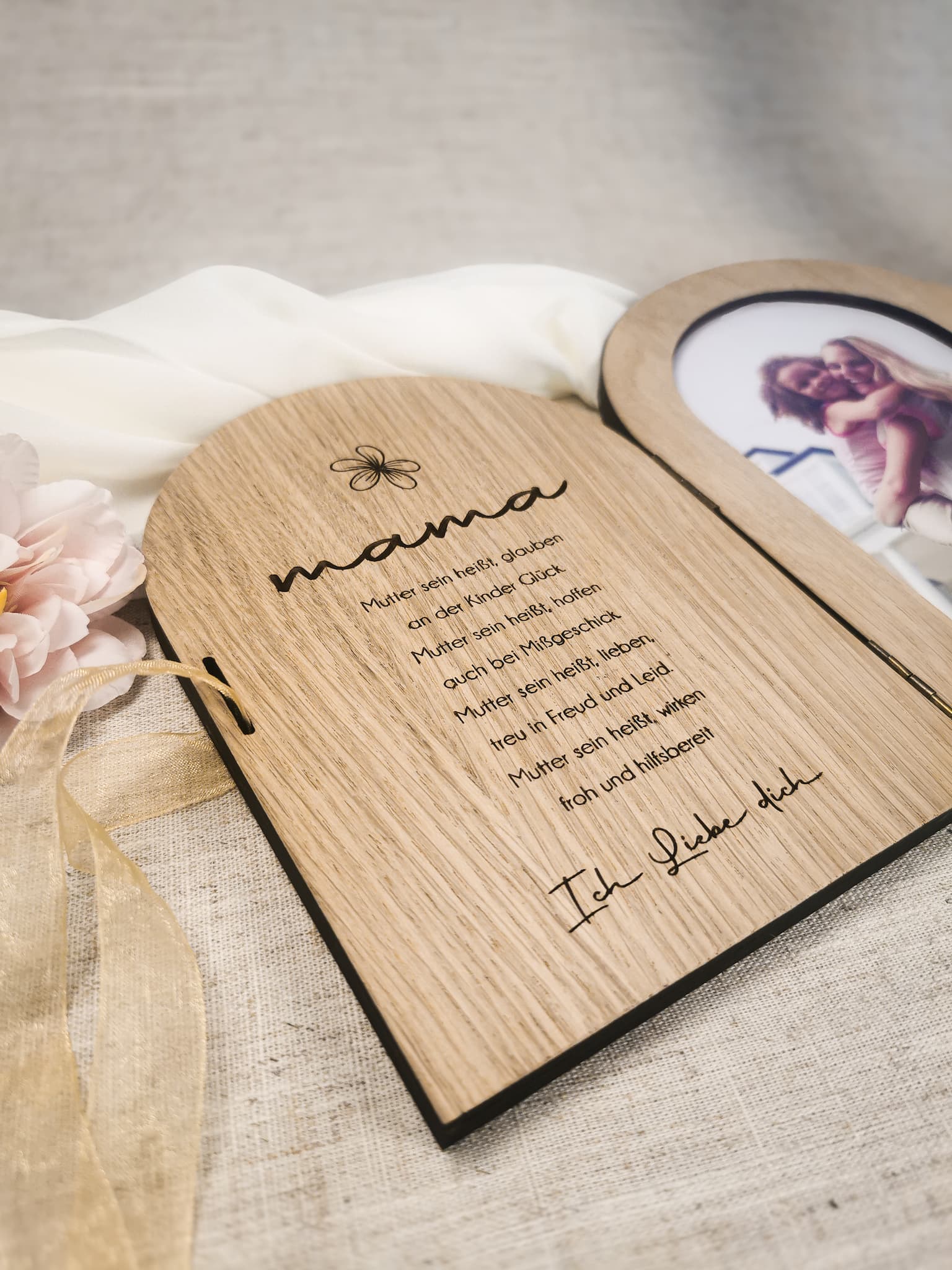 Aufgeklappter Bilderrahmen mit graviertem Mama-Gedicht „Ich liebe dich" und Lieblingsfoto