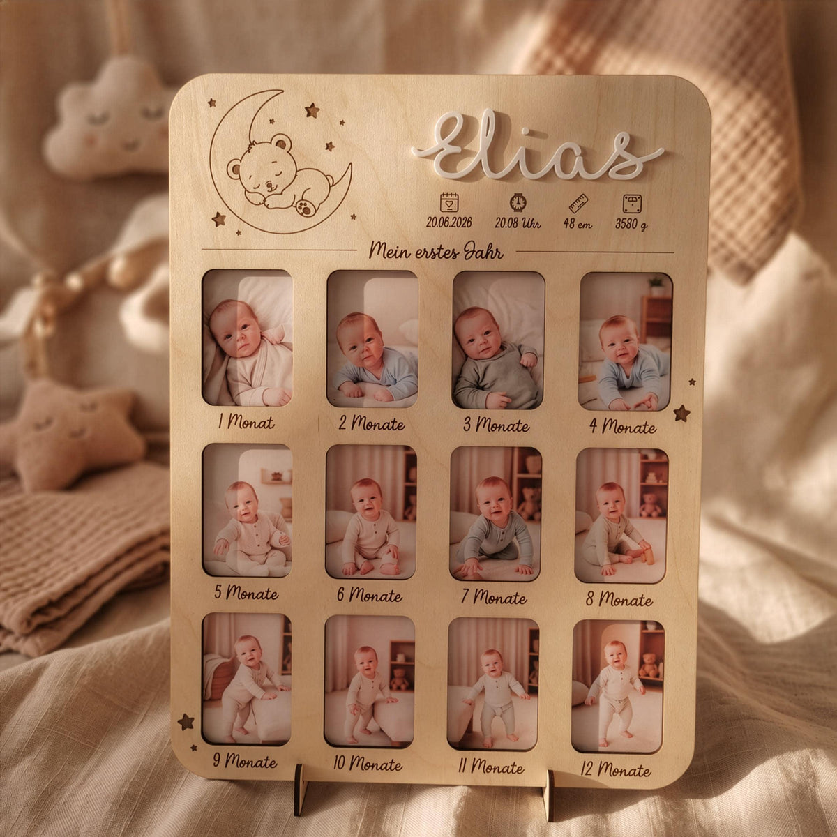 Personalisierte hölzerne Meilensteintafel mit dem Namen Elias oben, Geburtsdaten, der Aufschrift Mein erstes Jahr und zwölf kleinen rechteckigen FOTO-Ausschnitten von einem Baby für jeden Monat von 1 bis 12.