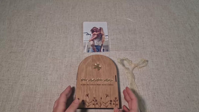 Video: So entsteht dein aufklappbarer Bilderrahmen mit Namensgravur für Mama